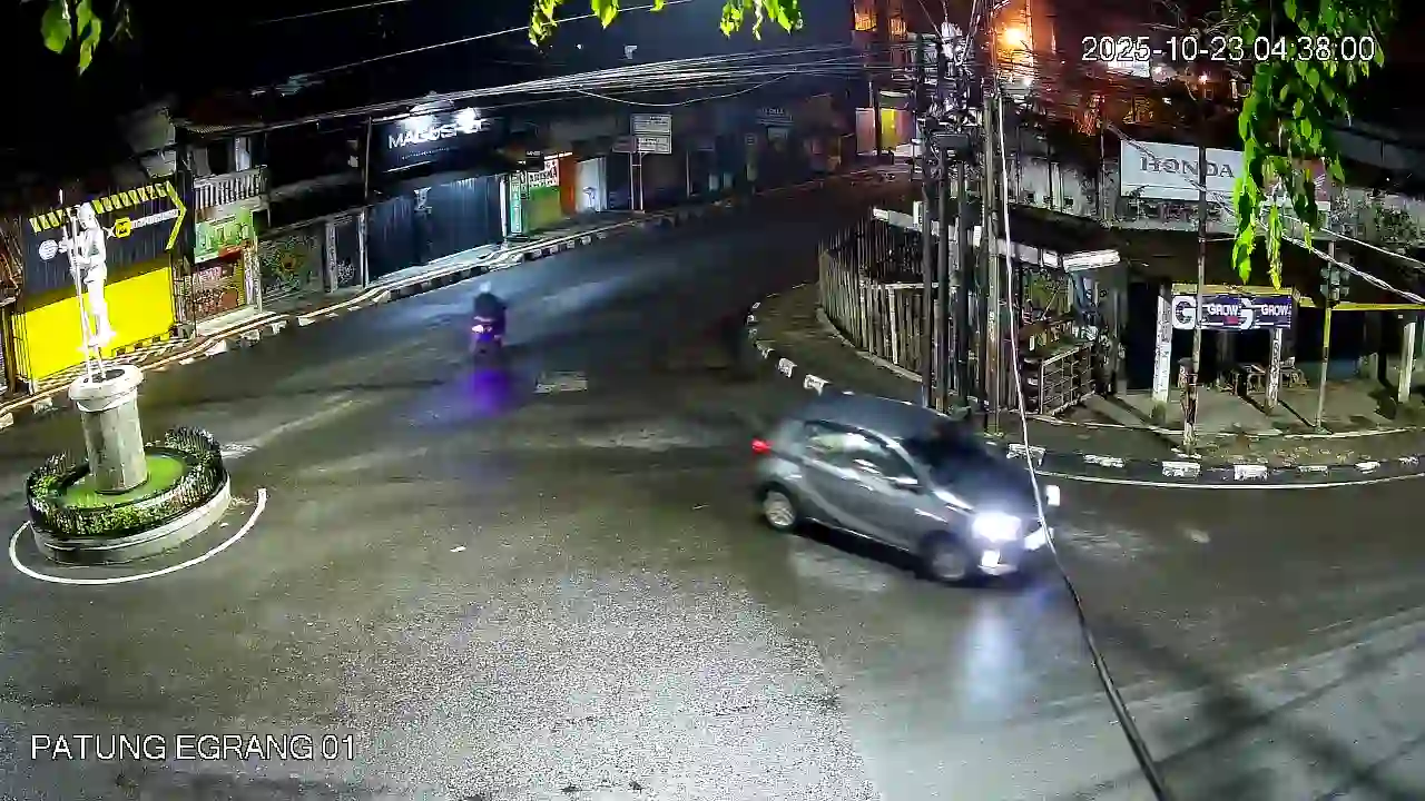 Pertigaan Patung Egrang